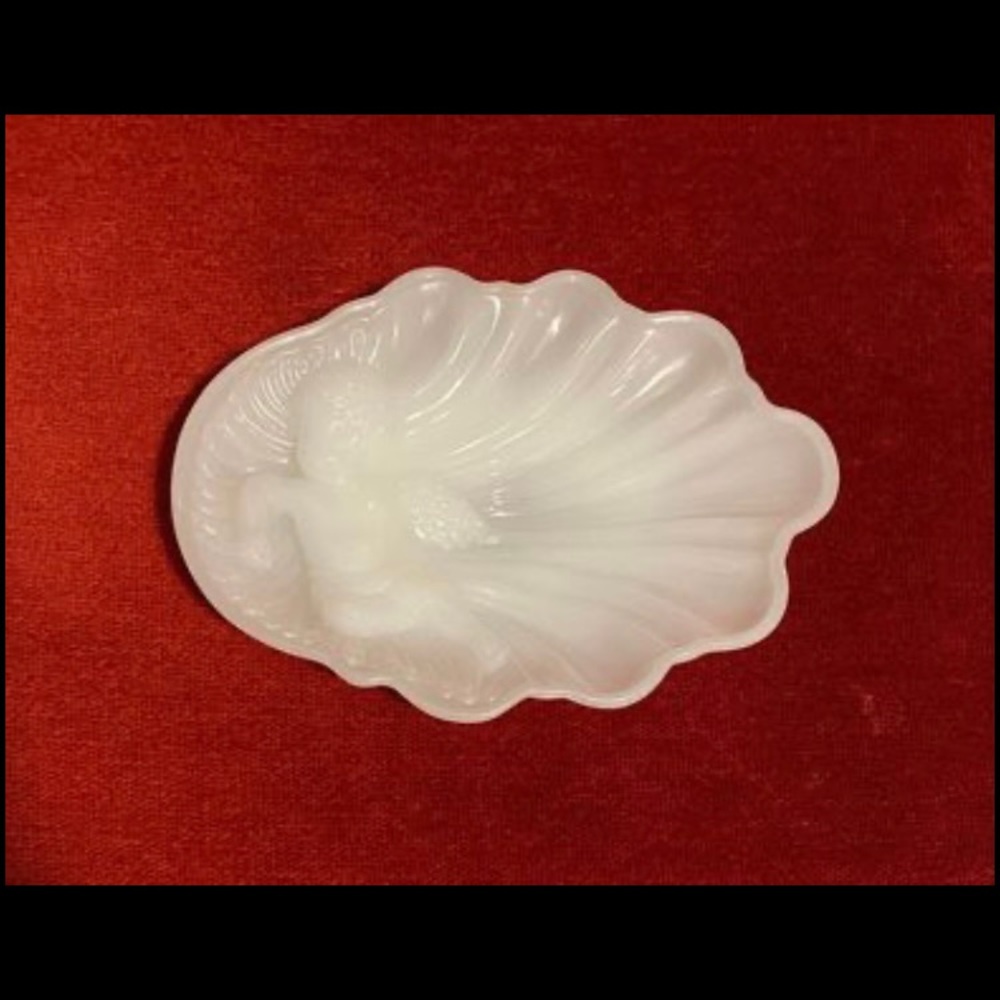 Vintage Avon Cherub soapdish